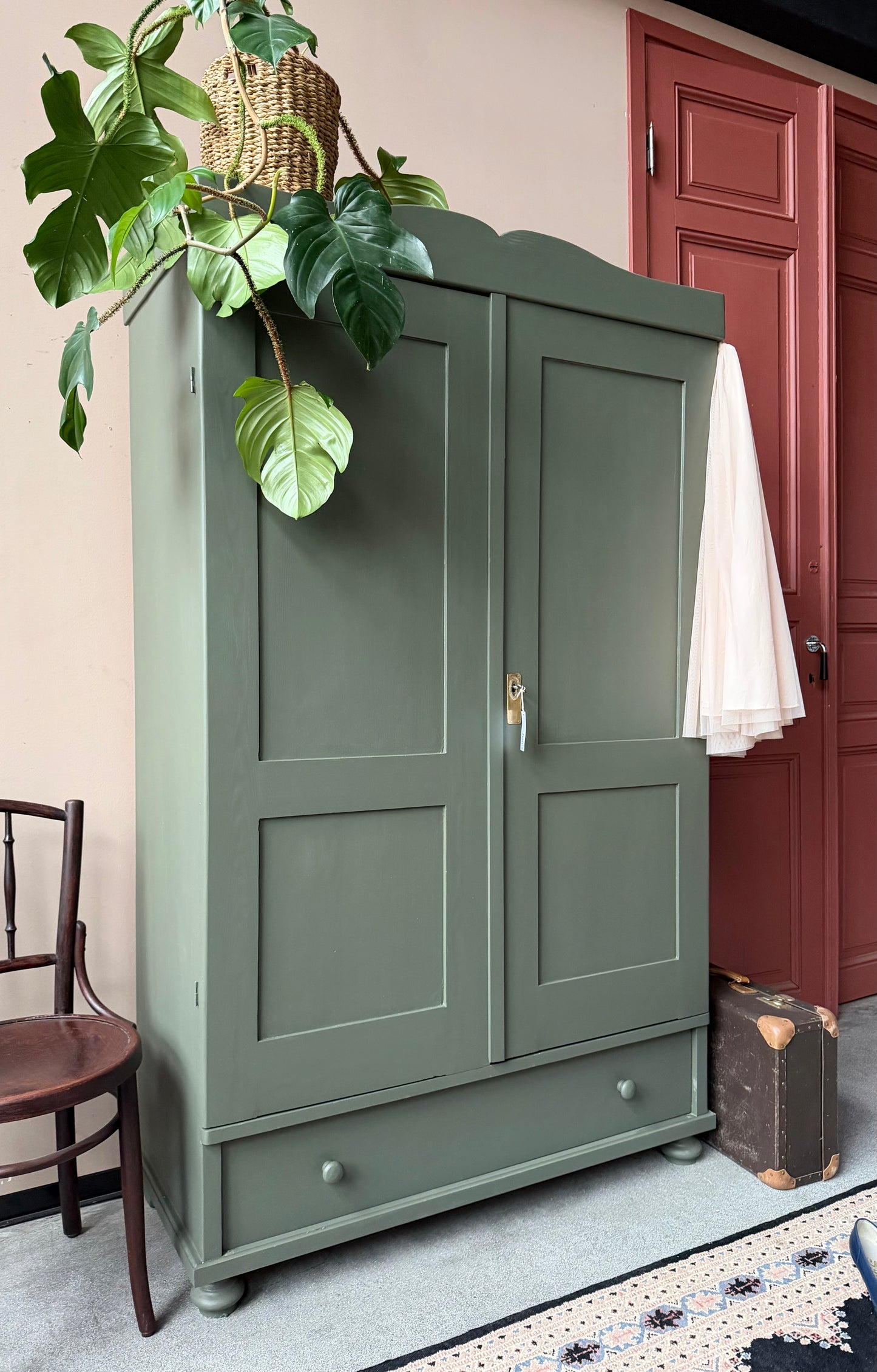 Ett gammalt vackert linneskåp med både runda och raka former och profilerade speglar.