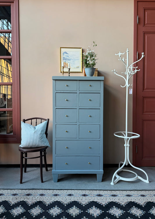 En gammal, vacker byrå med massor av förvaring.