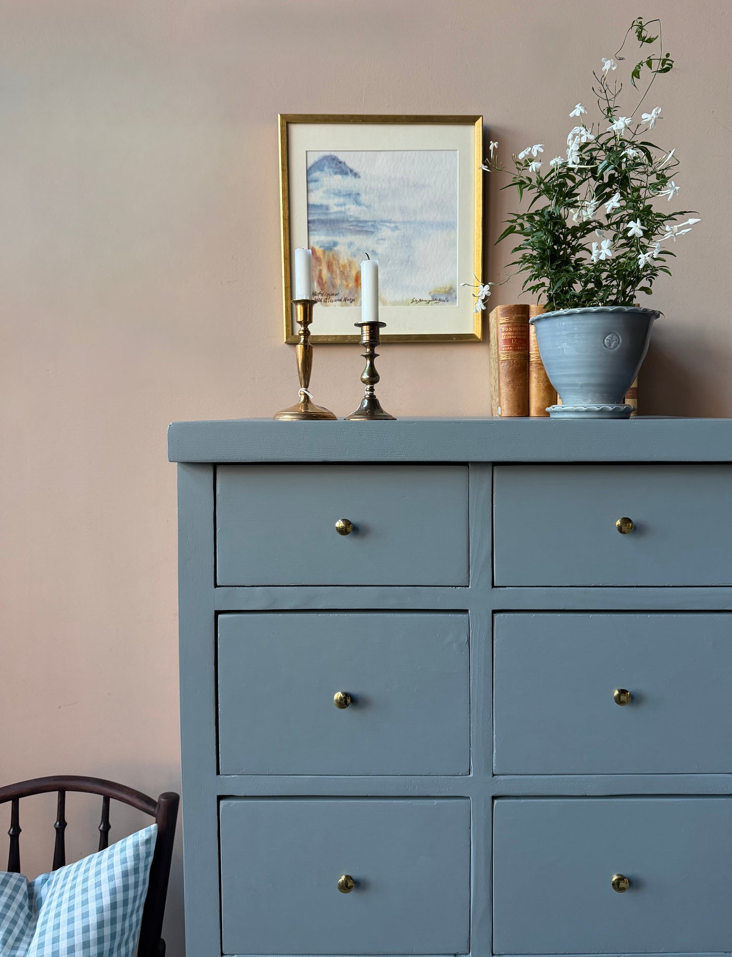 En gammal, vacker byrå med massor av förvaring.