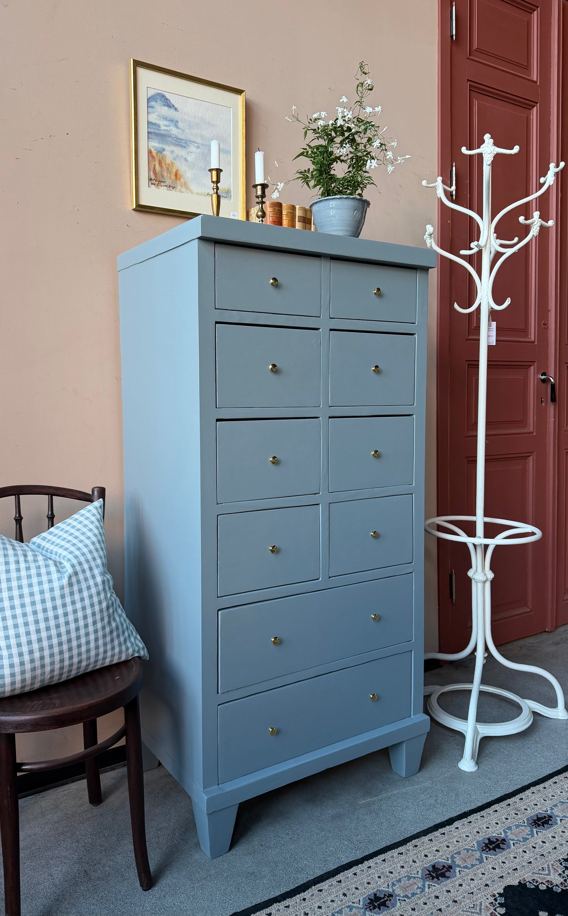 En gammal, vacker byrå med massor av förvaring.