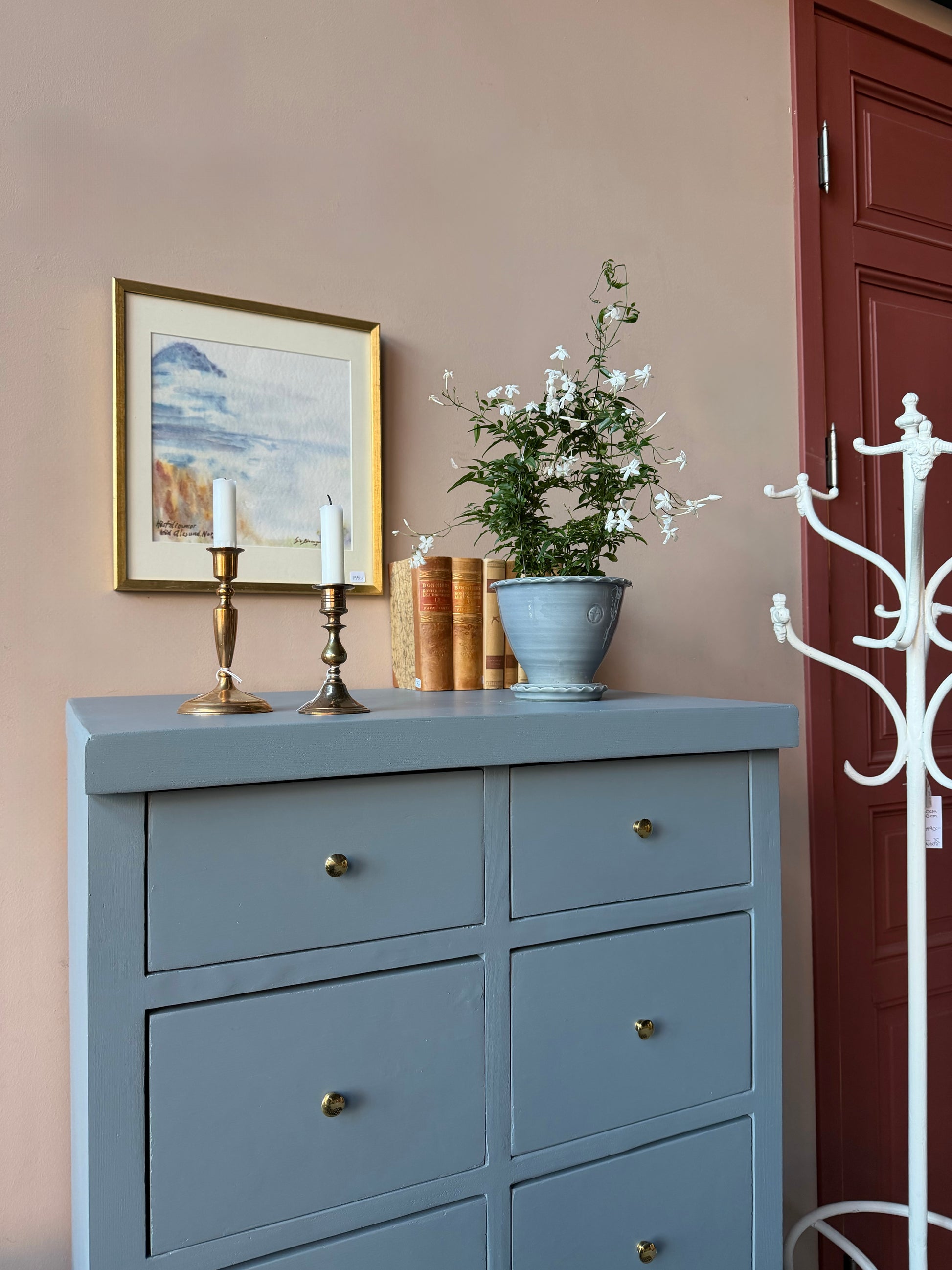 En gammal, vacker byrå med massor av förvaring.