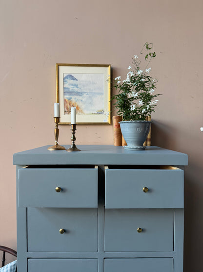 En gammal, vacker byrå med massor av förvaring.