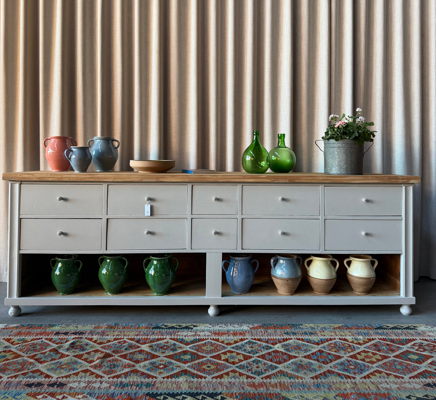 En vacker köksö/sidebord/bänk med 10 lådor med nya vackra porslinsknoppar i äldre stil och en underhylla för praktisk förvaring. Eftersom köksön är fin även på "baksidan" så passar den bra mitt i rummet, praktiskt och snyggt. Den passar även perfekt in i en butik, antingen som kassadisk eller sidebord fylld med inredning eller krukor och blommor. 