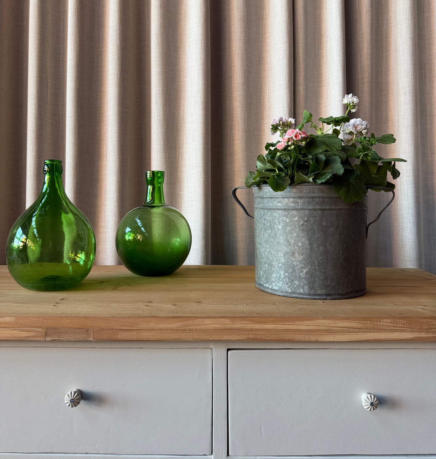 En vacker köksö/sidebord/bänk med 10 lådor med nya vackra porslinsknoppar i äldre stil och en underhylla för praktisk förvaring. Eftersom köksön är fin även på "baksidan" så passar den bra mitt i rummet, praktiskt och snyggt. Den passar även perfekt in i en butik, antingen som kassadisk eller sidebord fylld med inredning eller krukor och blommor. 