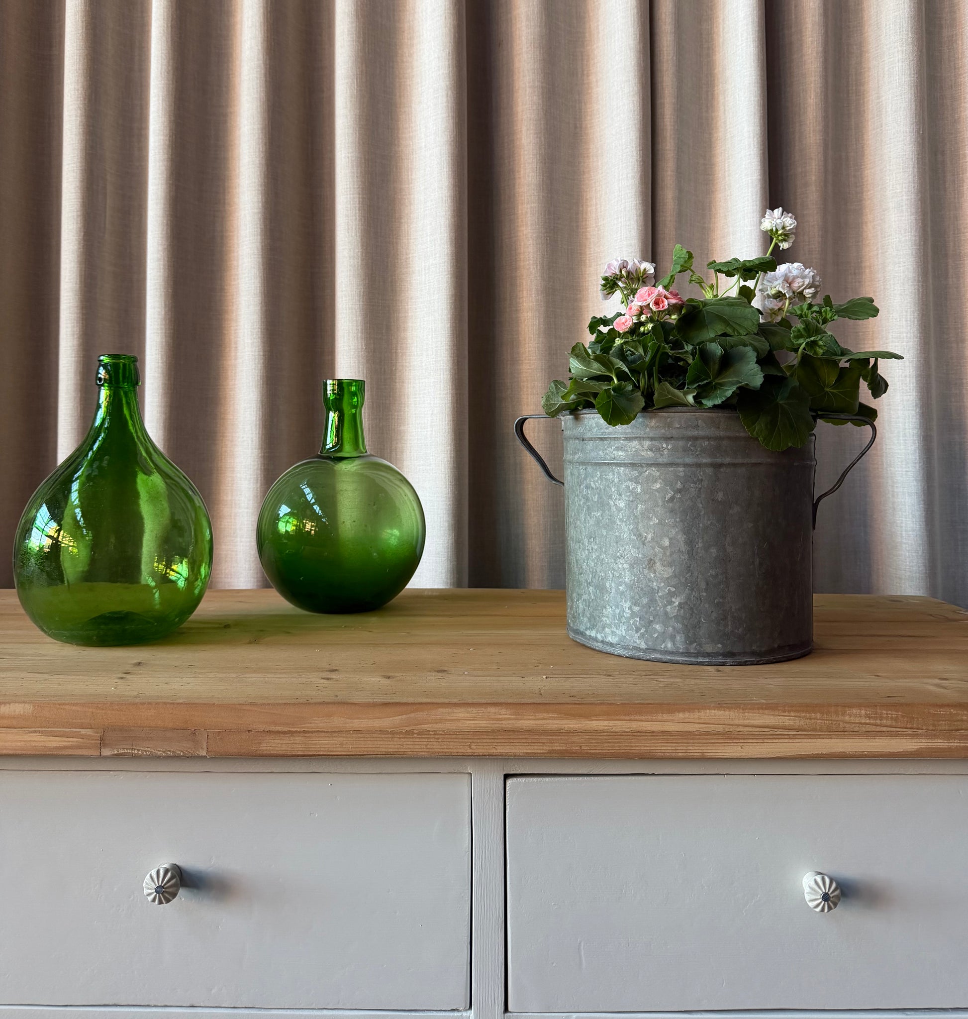 En vacker köksö/sidebord/bänk med 10 lådor med nya vackra porslinsknoppar i äldre stil och en underhylla för praktisk förvaring. Eftersom köksön är fin även på "baksidan" så passar den bra mitt i rummet, praktiskt och snyggt. Den passar även perfekt in i en butik, antingen som kassadisk eller sidebord fylld med inredning eller krukor och blommor. 