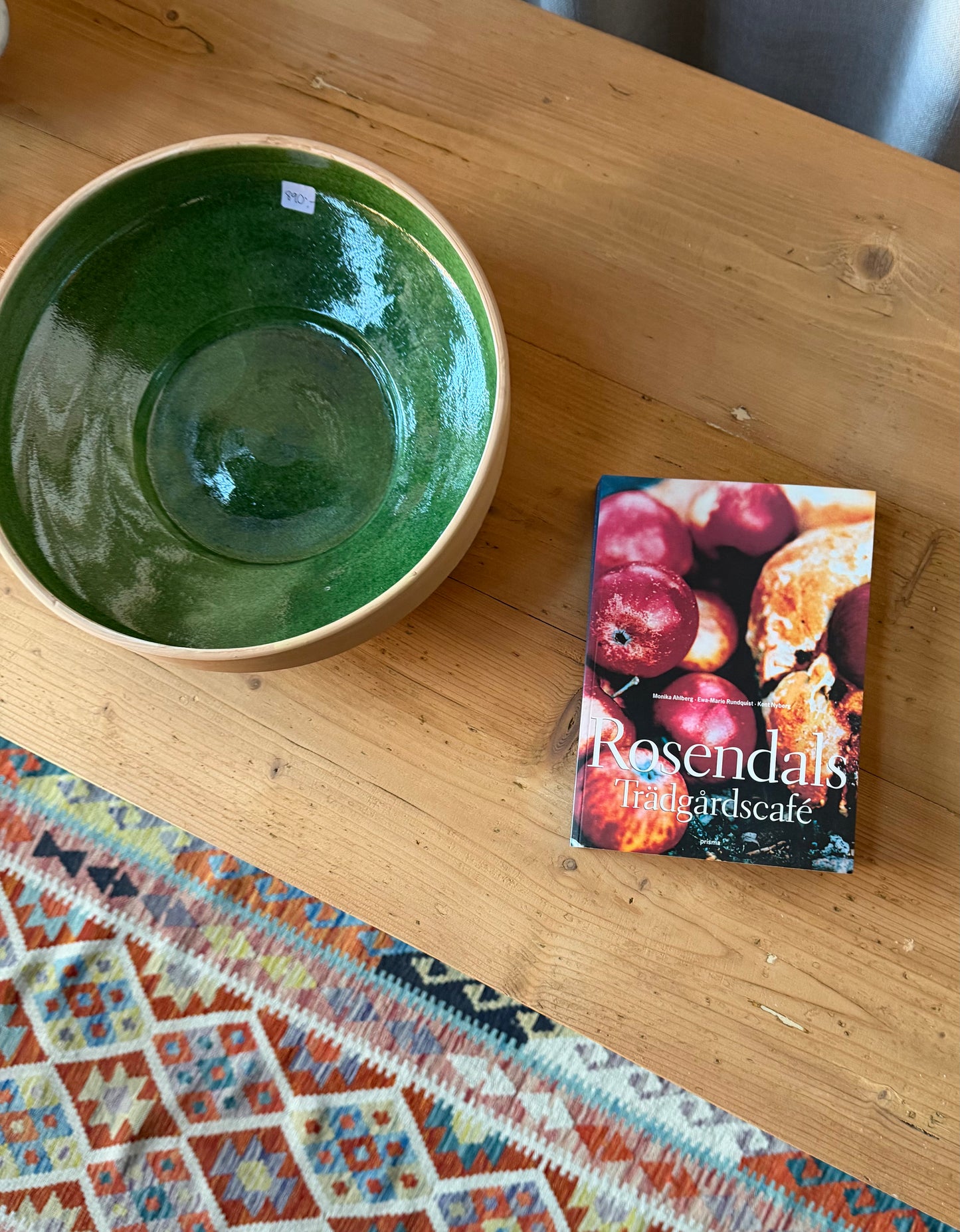 En vacker köksö/sidebord/bänk med 10 lådor med nya vackra porslinsknoppar i äldre stil och en underhylla för praktisk förvaring. Eftersom köksön är fin även på "baksidan" så passar den bra mitt i rummet, praktiskt och snyggt. Den passar även perfekt in i en butik, antingen som kassadisk eller sidebord fylld med inredning eller krukor och blommor. 