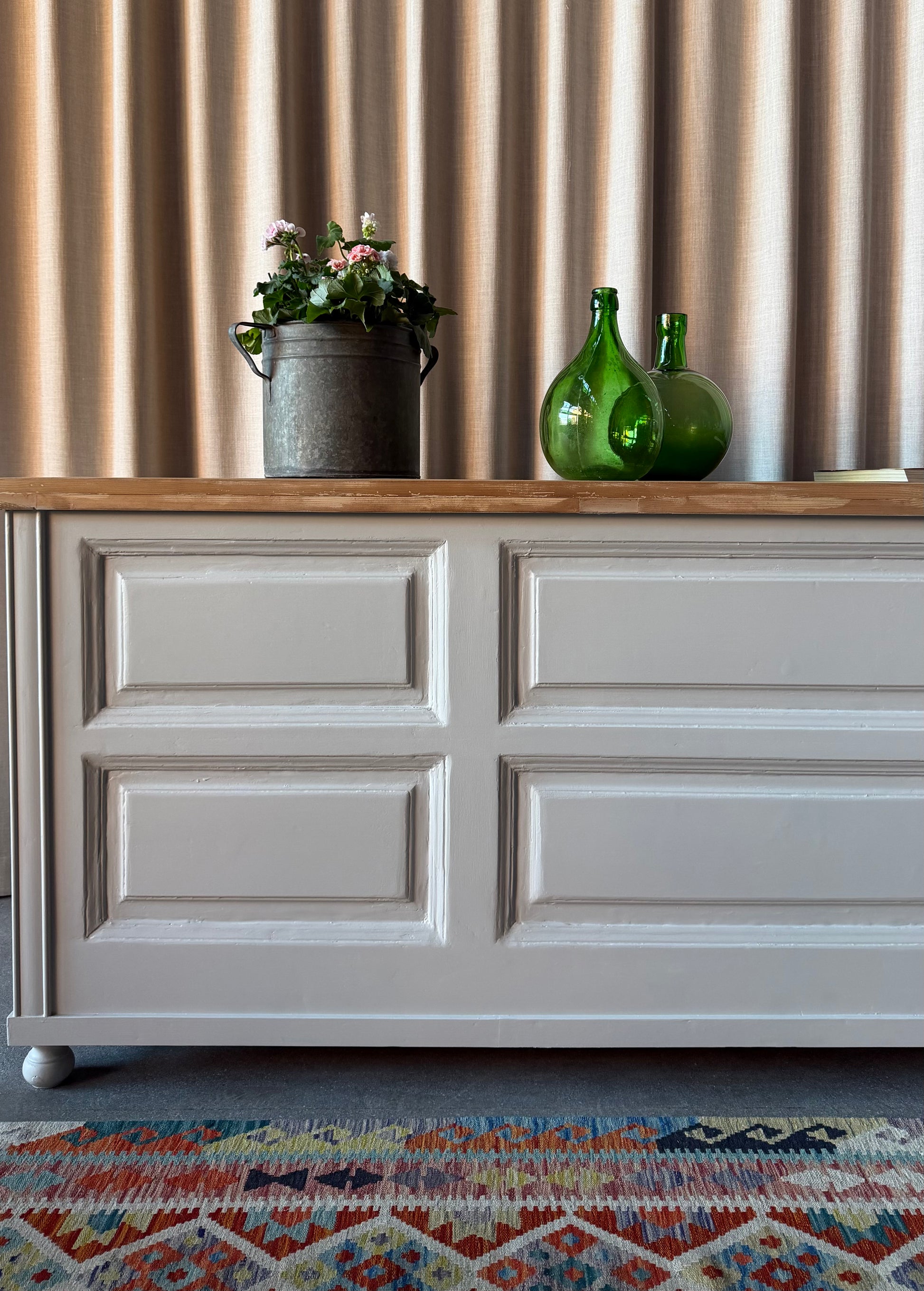 En vacker köksö/sidebord/bänk med 10 lådor med nya vackra porslinsknoppar i äldre stil och en underhylla för praktisk förvaring. Eftersom köksön är fin även på "baksidan" så passar den bra mitt i rummet, praktiskt och snyggt. Den passar även perfekt in i en butik, antingen som kassadisk eller sidebord fylld med inredning eller krukor och blommor. 