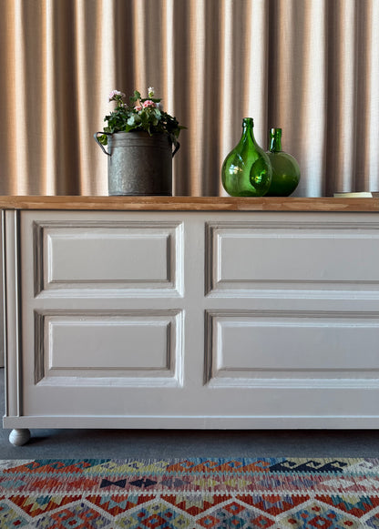 En vacker köksö/sidebord/bänk med 10 lådor med nya vackra porslinsknoppar i äldre stil och en underhylla för praktisk förvaring. Eftersom köksön är fin även på "baksidan" så passar den bra mitt i rummet, praktiskt och snyggt. Den passar även perfekt in i en butik, antingen som kassadisk eller sidebord fylld med inredning eller krukor och blommor. 