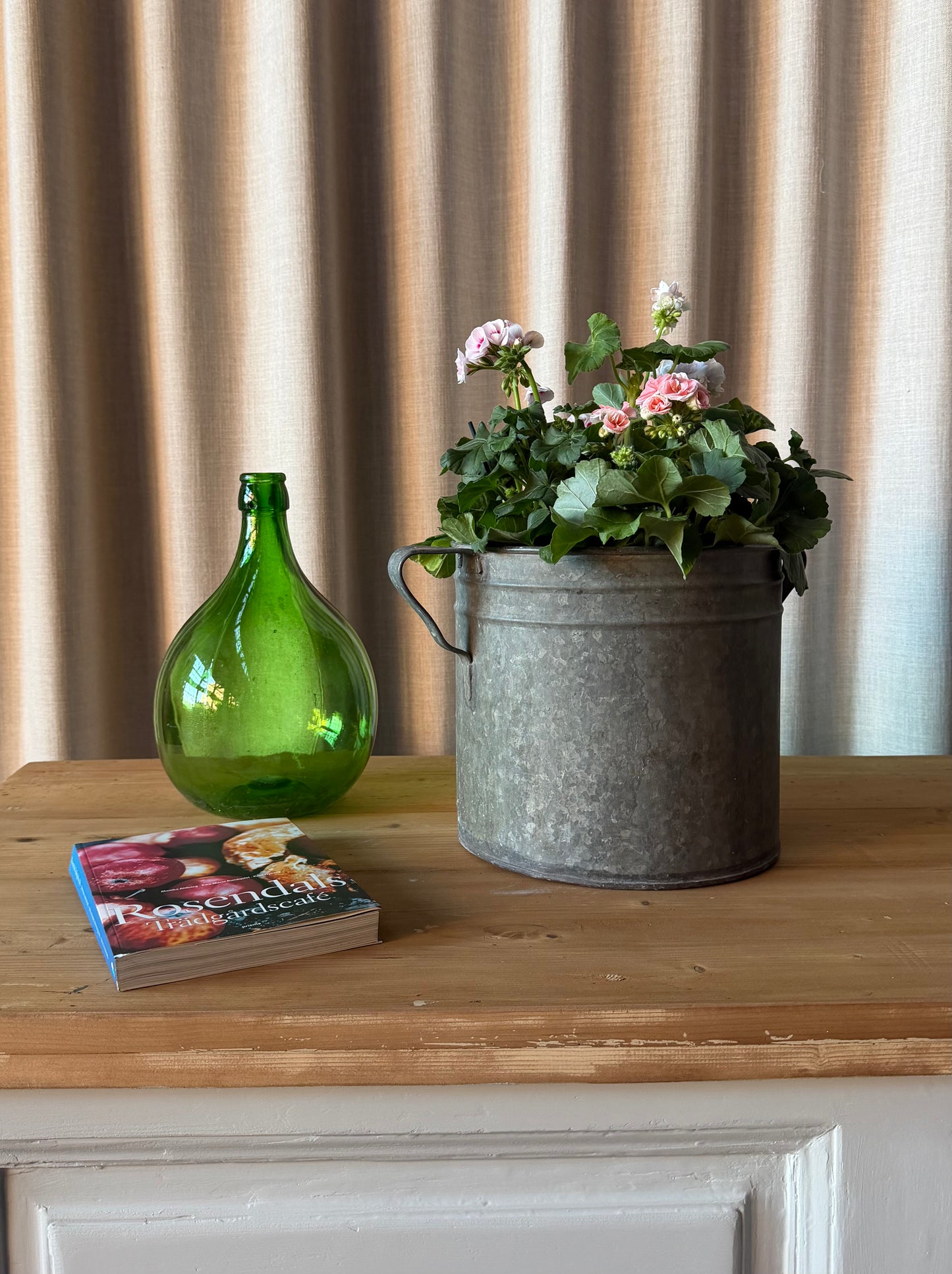 En vacker köksö/sidebord/bänk med 10 lådor med nya vackra porslinsknoppar i äldre stil och en underhylla för praktisk förvaring. Eftersom köksön är fin även på "baksidan" så passar den bra mitt i rummet, praktiskt och snyggt. Den passar även perfekt in i en butik, antingen som kassadisk eller sidebord fylld med inredning eller krukor och blommor. 