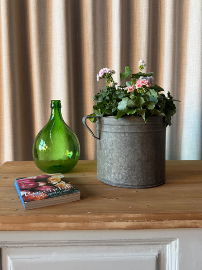 En vacker köksö/sidebord/bänk med 10 lådor med nya vackra porslinsknoppar i äldre stil och en underhylla för praktisk förvaring. Eftersom köksön är fin även på "baksidan" så passar den bra mitt i rummet, praktiskt och snyggt. Den passar även perfekt in i en butik, antingen som kassadisk eller sidebord fylld med inredning eller krukor och blommor. 