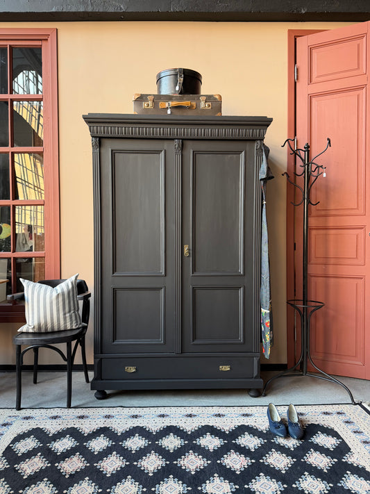 Ett gammalt vackert linneskåp med utsmyckade detaljer och profilerade speglar.