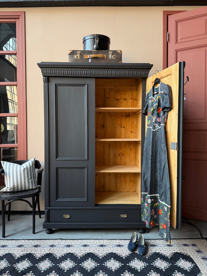 Ett gammalt vackert linneskåp med utsmyckade detaljer och profilerade speglar.