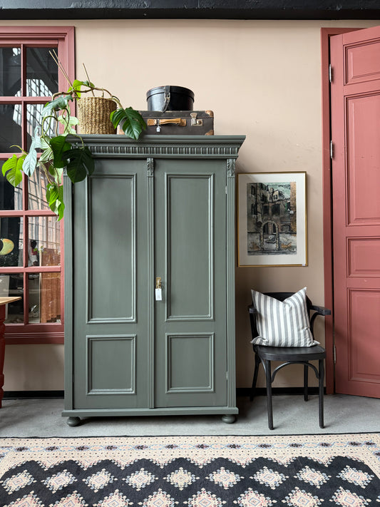 Ett gammalt vackert linneskåp med utsmyckade detaljer och profilerade speglar.