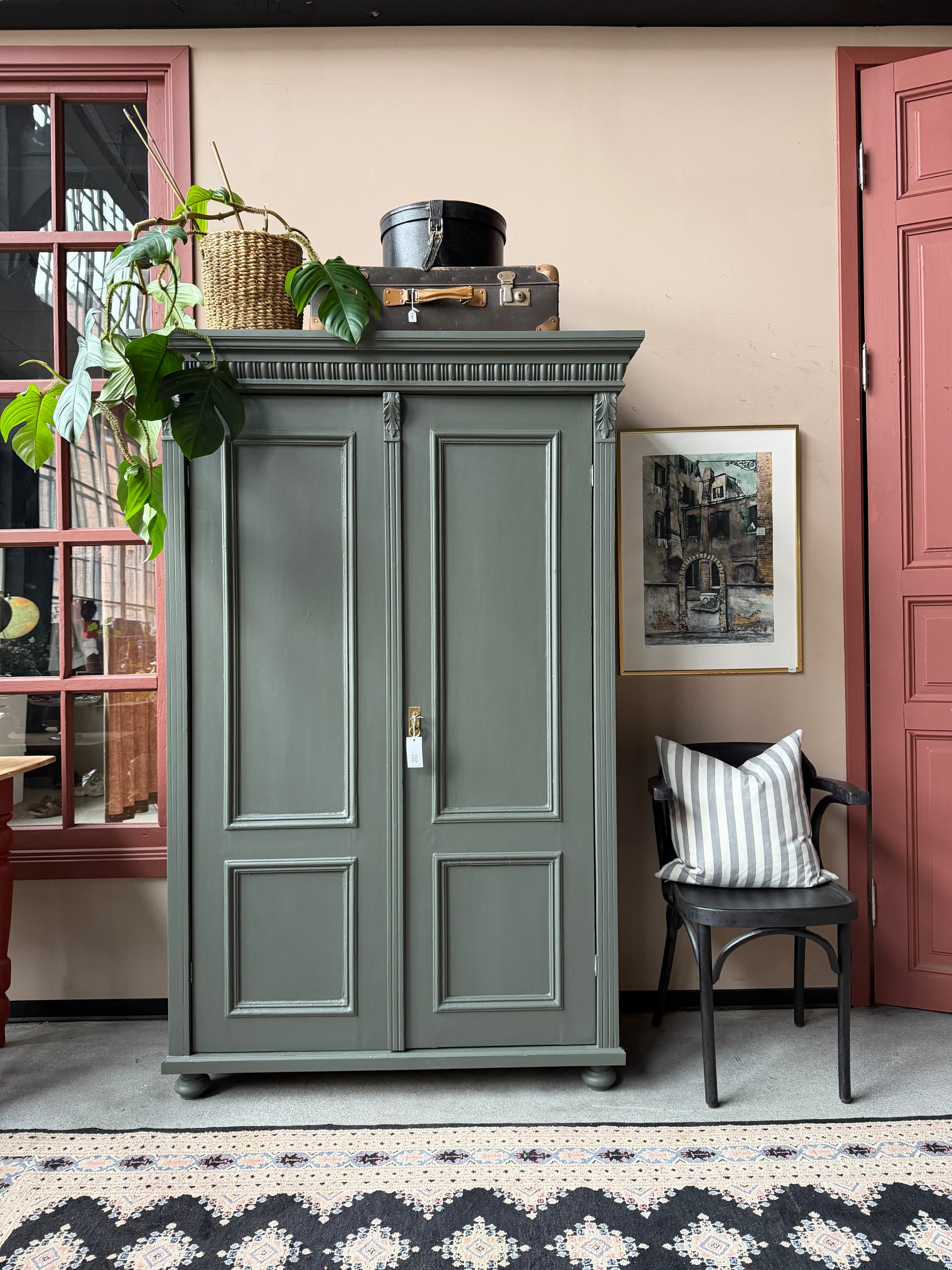 Ett gammalt vackert linneskåp med utsmyckade detaljer och profilerade speglar.