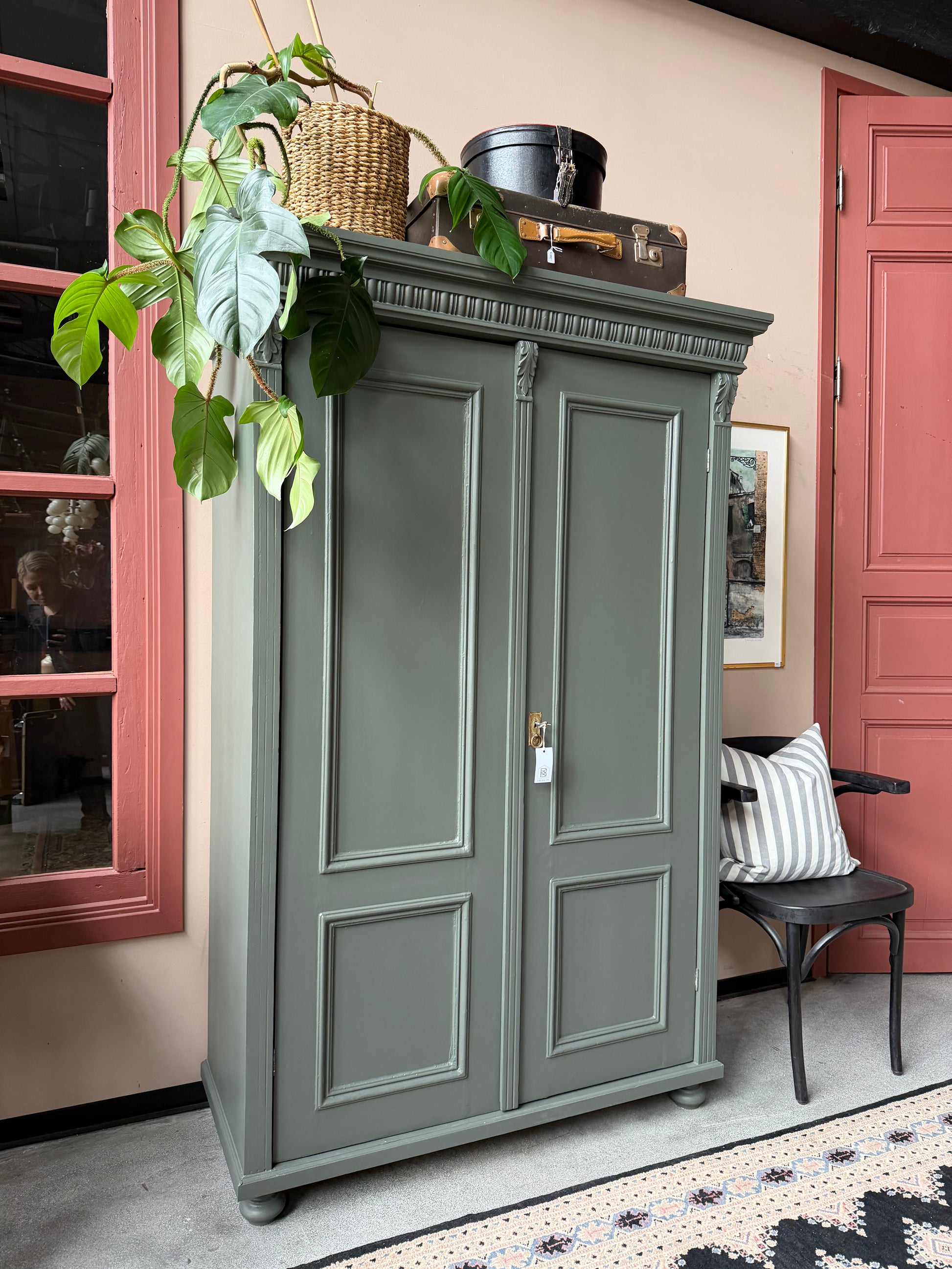 Ett gammalt vackert linneskåp med utsmyckade detaljer och profilerade speglar.