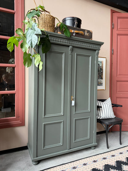 Ett gammalt vackert linneskåp med utsmyckade detaljer och profilerade speglar.