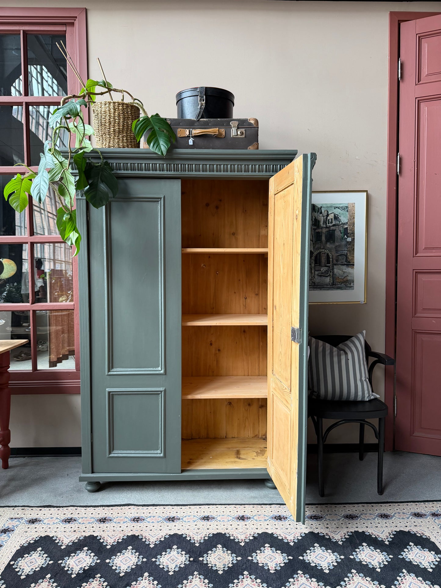 Ett gammalt vackert linneskåp med utsmyckade detaljer och profilerade speglar.