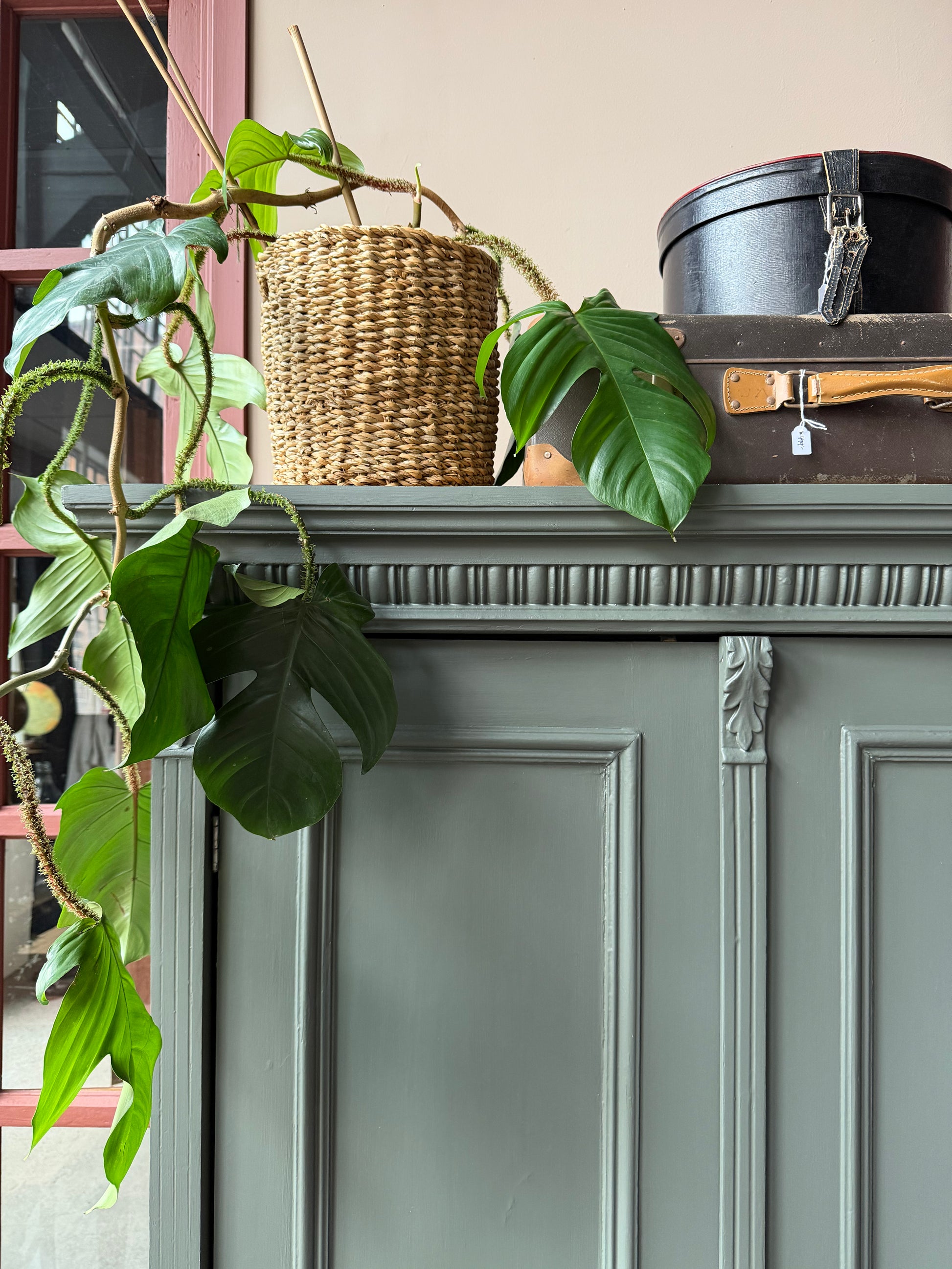 Ett gammalt vackert linneskåp med utsmyckade detaljer och profilerade speglar.