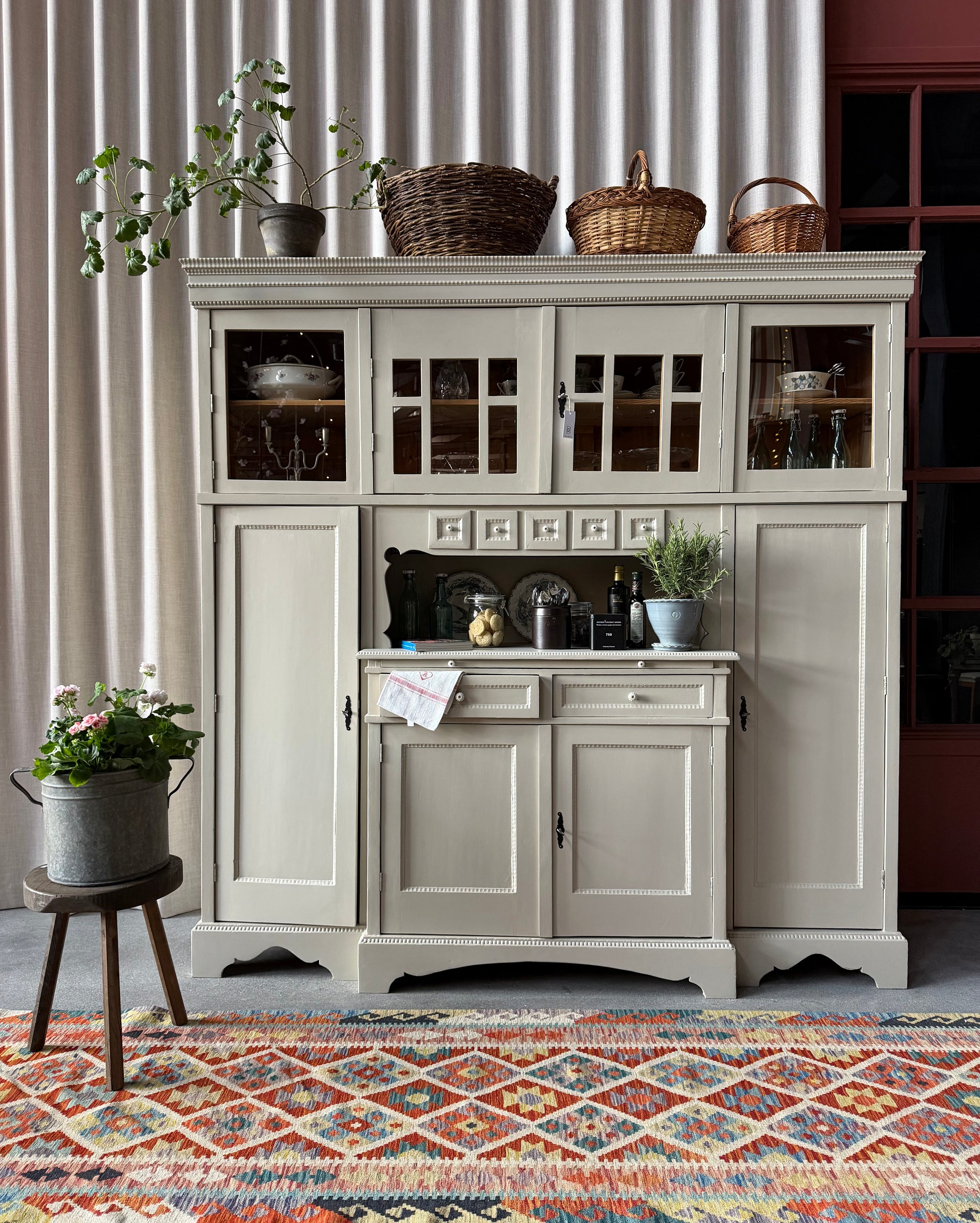 Ett gammalt, fantastiskt vackert köksskåp med härlig utformning och ståtlig höjd.