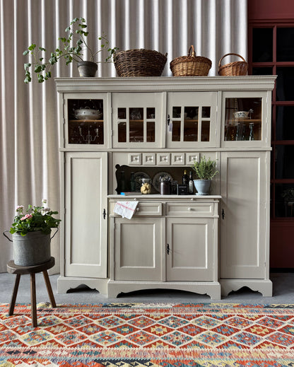 Ett gammalt, fantastiskt vackert köksskåp med härlig utformning och ståtlig höjd.