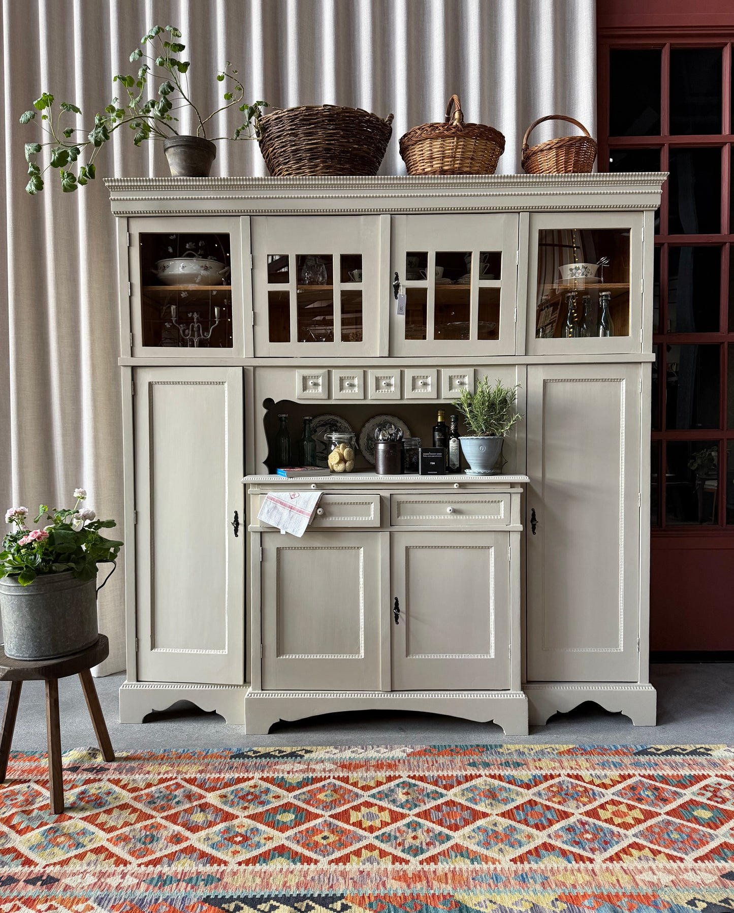 Ett gammalt, fantastiskt vackert köksskåp med härlig utformning och ståtlig höjd.