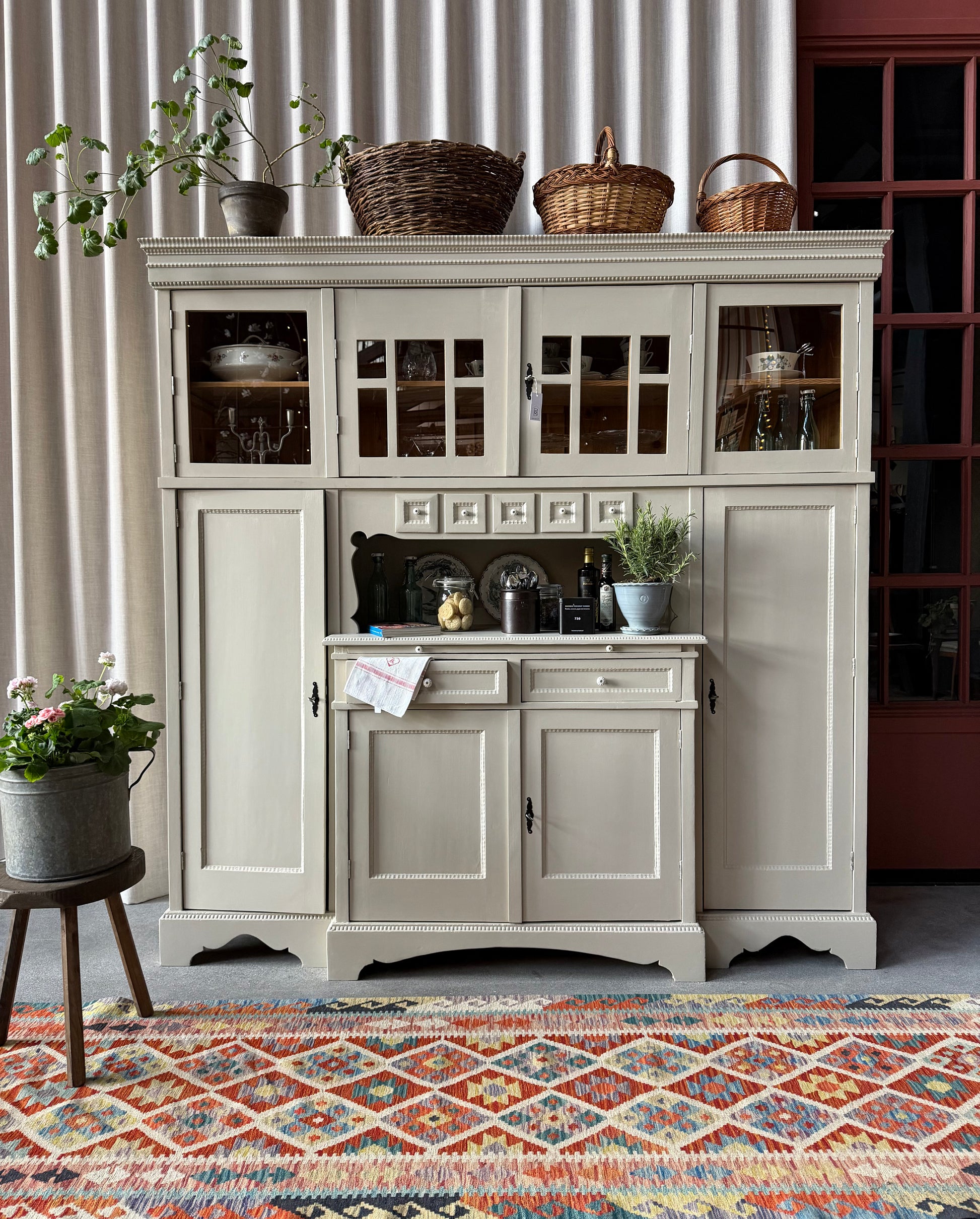 Ett gammalt, fantastiskt vackert köksskåp med härlig utformning och ståtlig höjd.