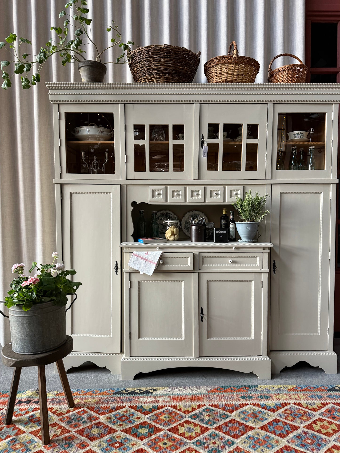 Ett gammalt, fantastiskt vackert köksskåp med härlig utformning och ståtlig höjd.