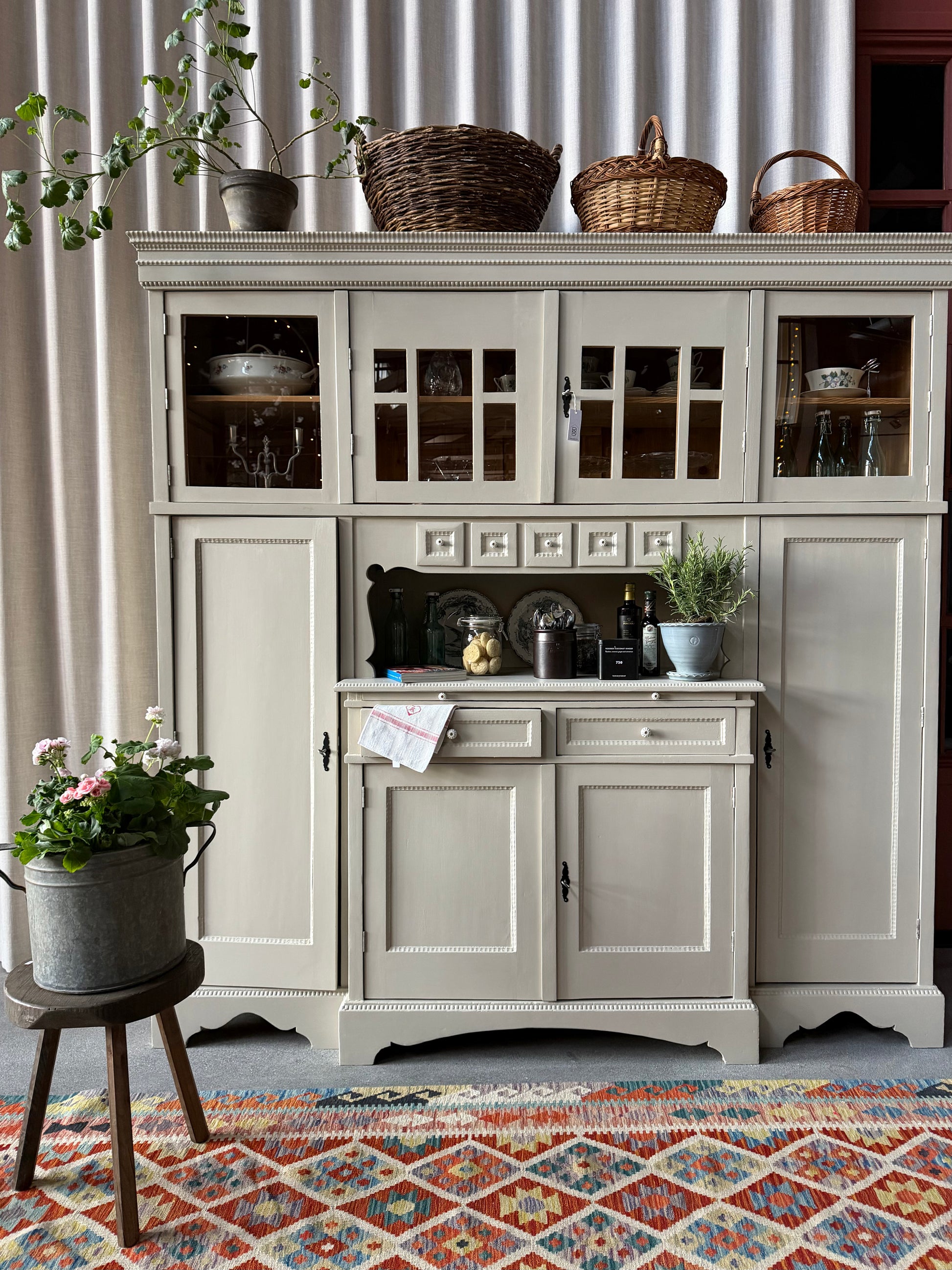 Ett gammalt, fantastiskt vackert köksskåp med härlig utformning och ståtlig höjd.