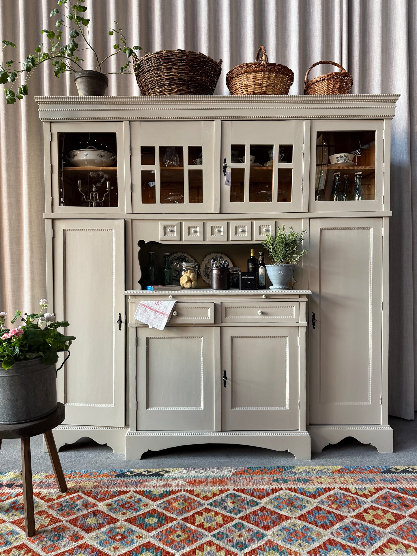 Ett gammalt, fantastiskt vackert köksskåp med härlig utformning och ståtlig höjd.