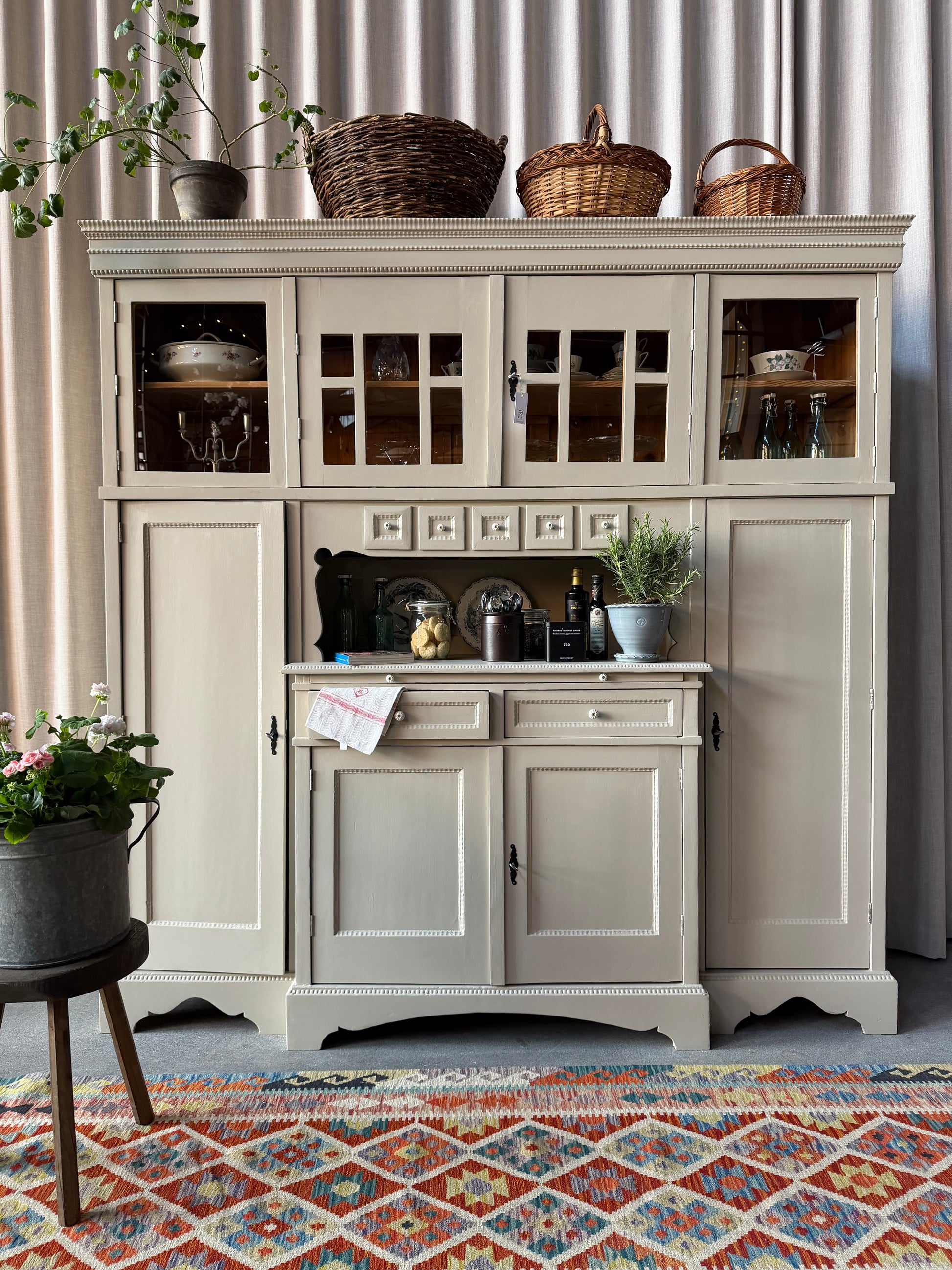 Ett gammalt, fantastiskt vackert köksskåp med härlig utformning och ståtlig höjd.