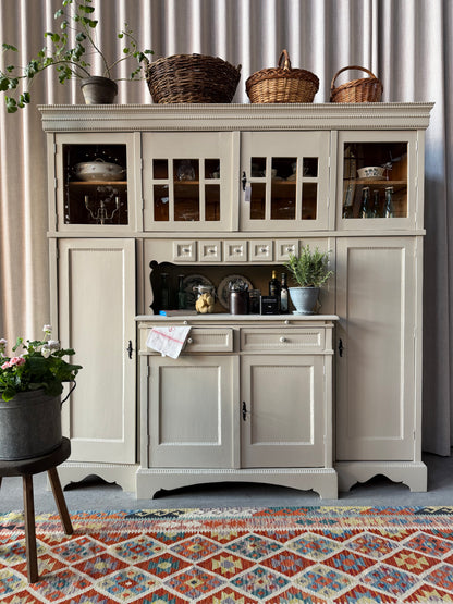 Ett gammalt, fantastiskt vackert köksskåp med härlig utformning och ståtlig höjd.