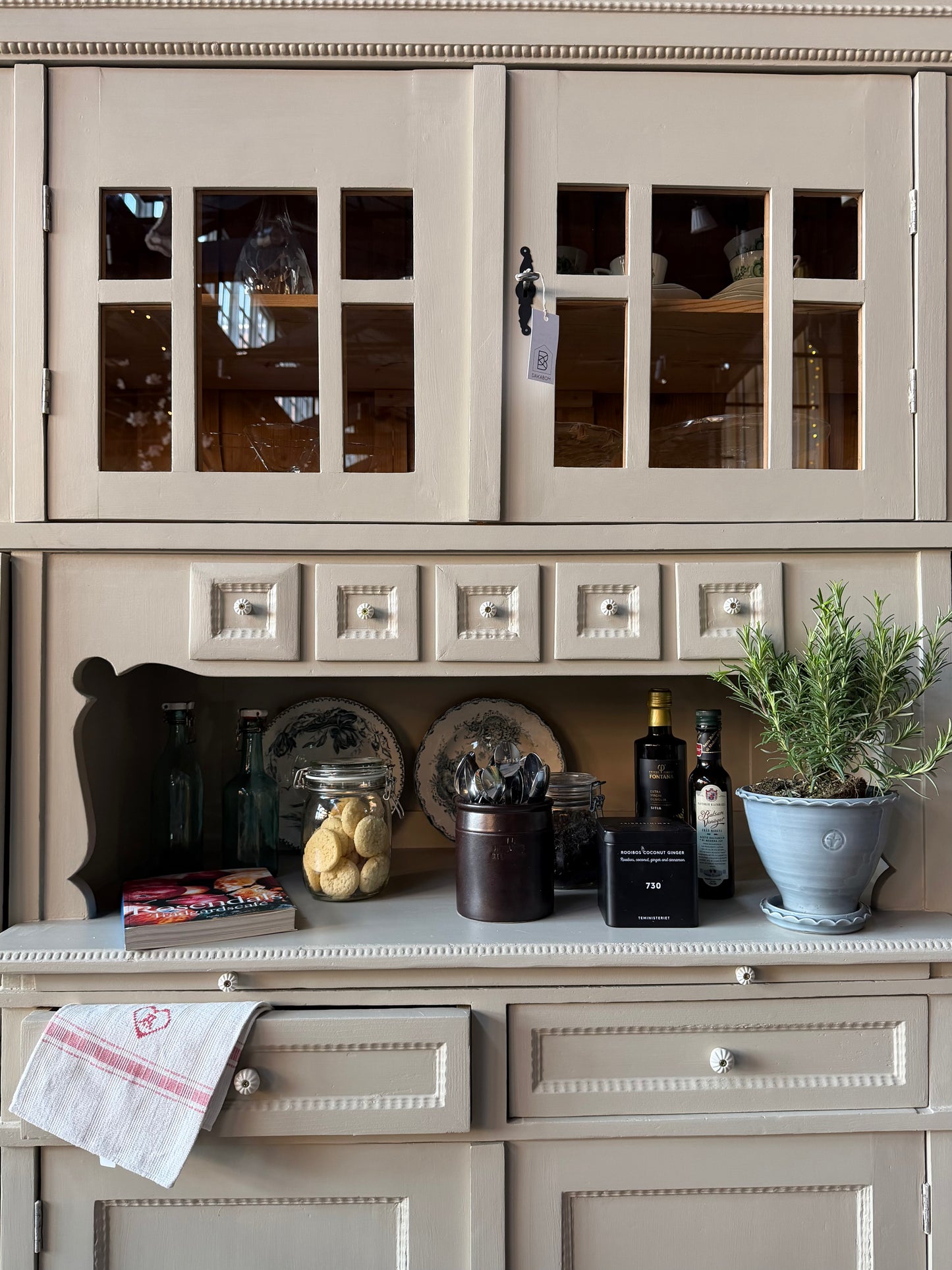 Ett gammalt, fantastiskt vackert köksskåp med härlig utformning och ståtlig höjd.