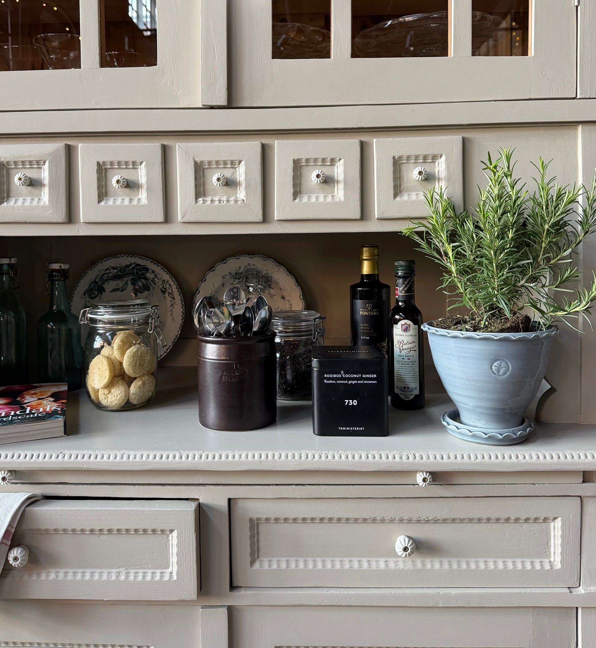 Ett gammalt, fantastiskt vackert köksskåp med härlig utformning och ståtlig höjd.