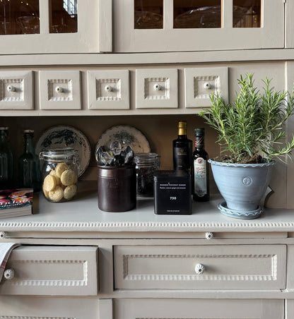 Ett gammalt, fantastiskt vackert köksskåp med härlig utformning och ståtlig höjd.