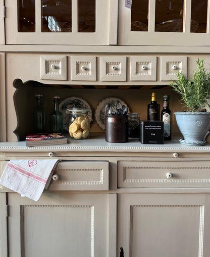 Ett gammalt, fantastiskt vackert köksskåp med härlig utformning och ståtlig höjd.