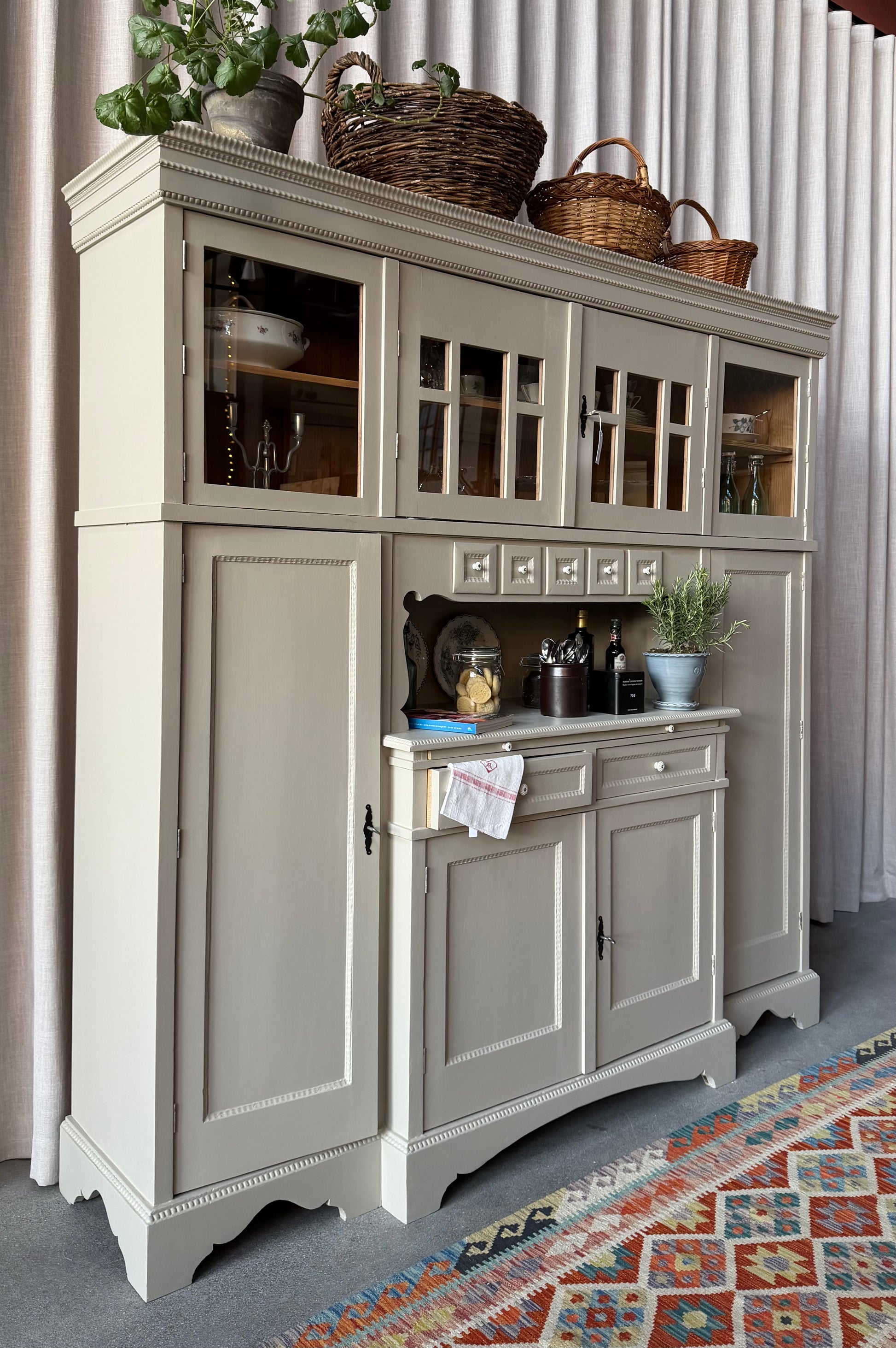 Ett gammalt, fantastiskt vackert köksskåp med härlig utformning och ståtlig höjd.