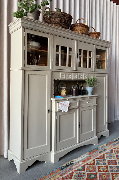 Ett gammalt, fantastiskt vackert köksskåp med härlig utformning och ståtlig höjd.