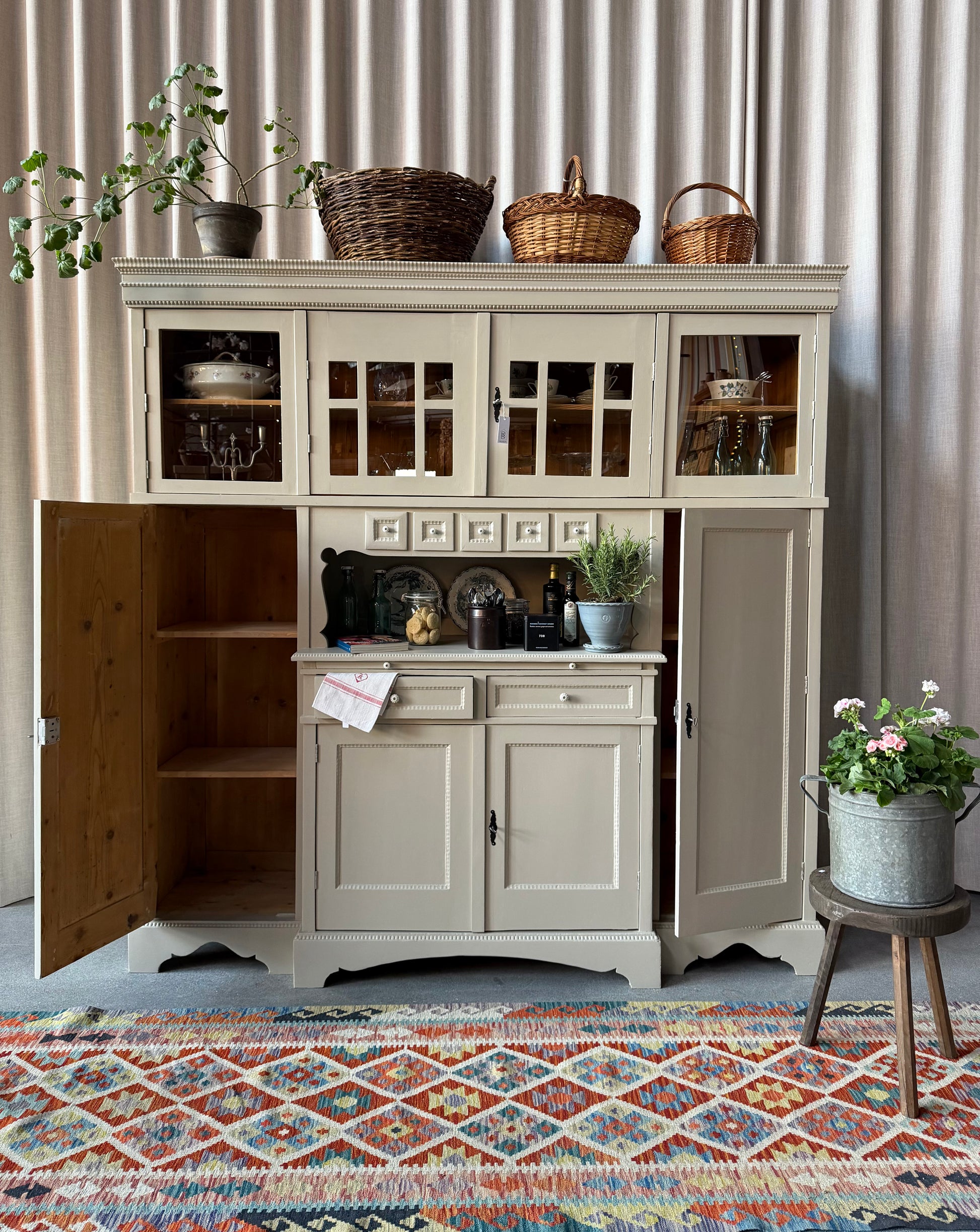 Ett gammalt, fantastiskt vackert köksskåp med härlig utformning och ståtlig höjd.