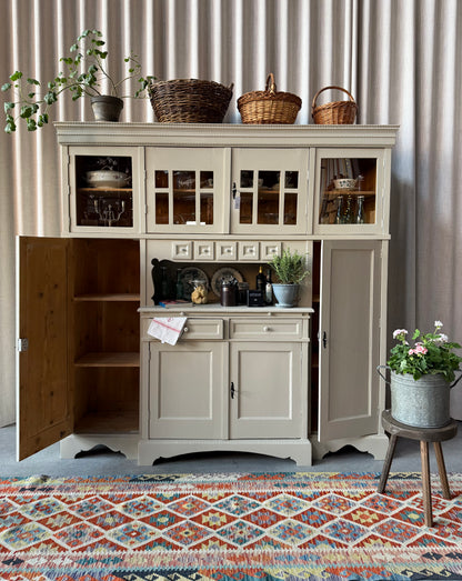 Ett gammalt, fantastiskt vackert köksskåp med härlig utformning och ståtlig höjd.