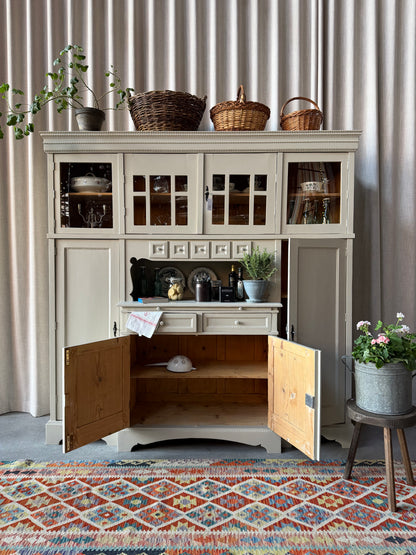 Ett gammalt, fantastiskt vackert köksskåp med härlig utformning och ståtlig höjd.