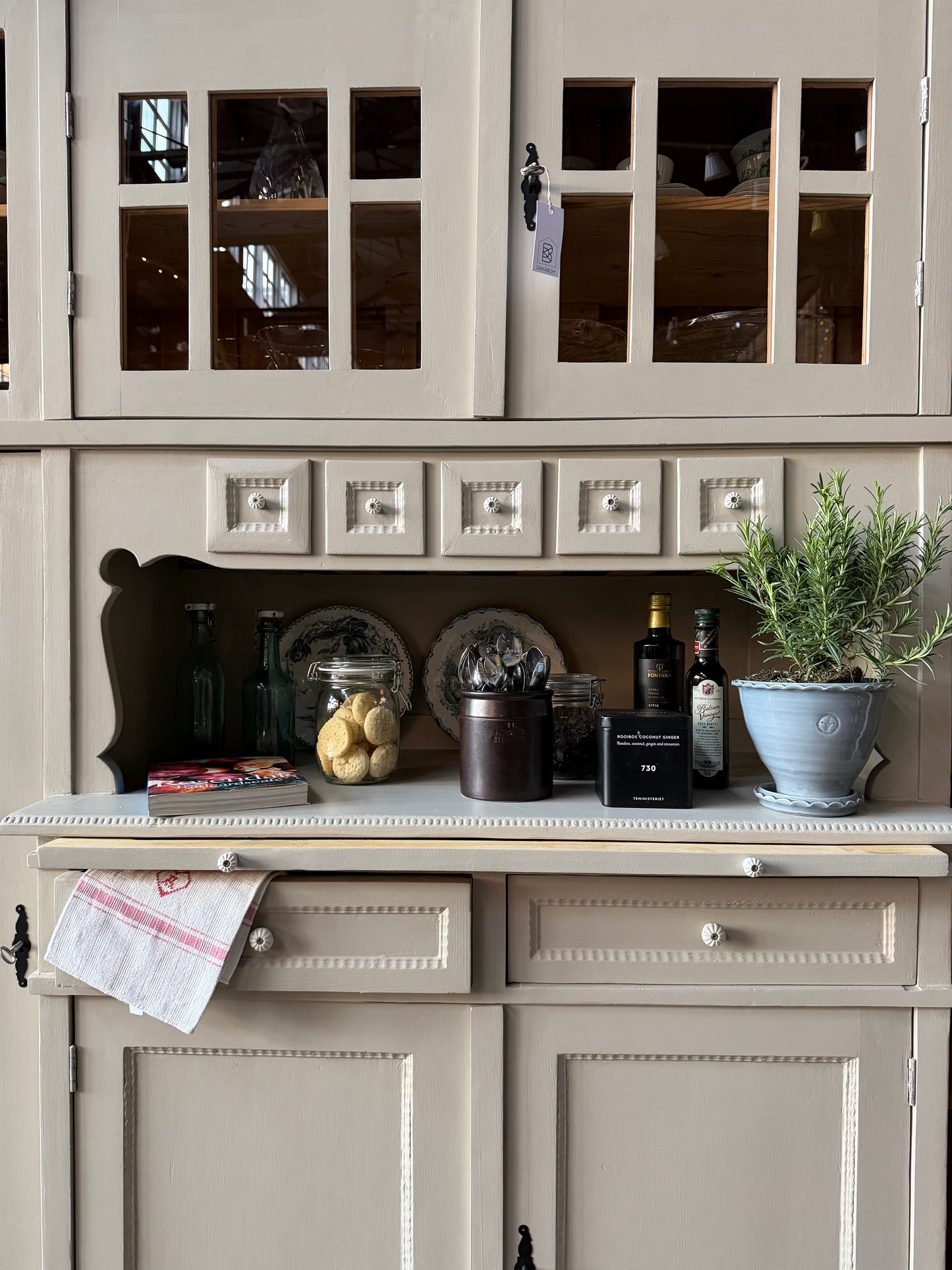 Ett gammalt, fantastiskt vackert köksskåp med härlig utformning och ståtlig höjd.