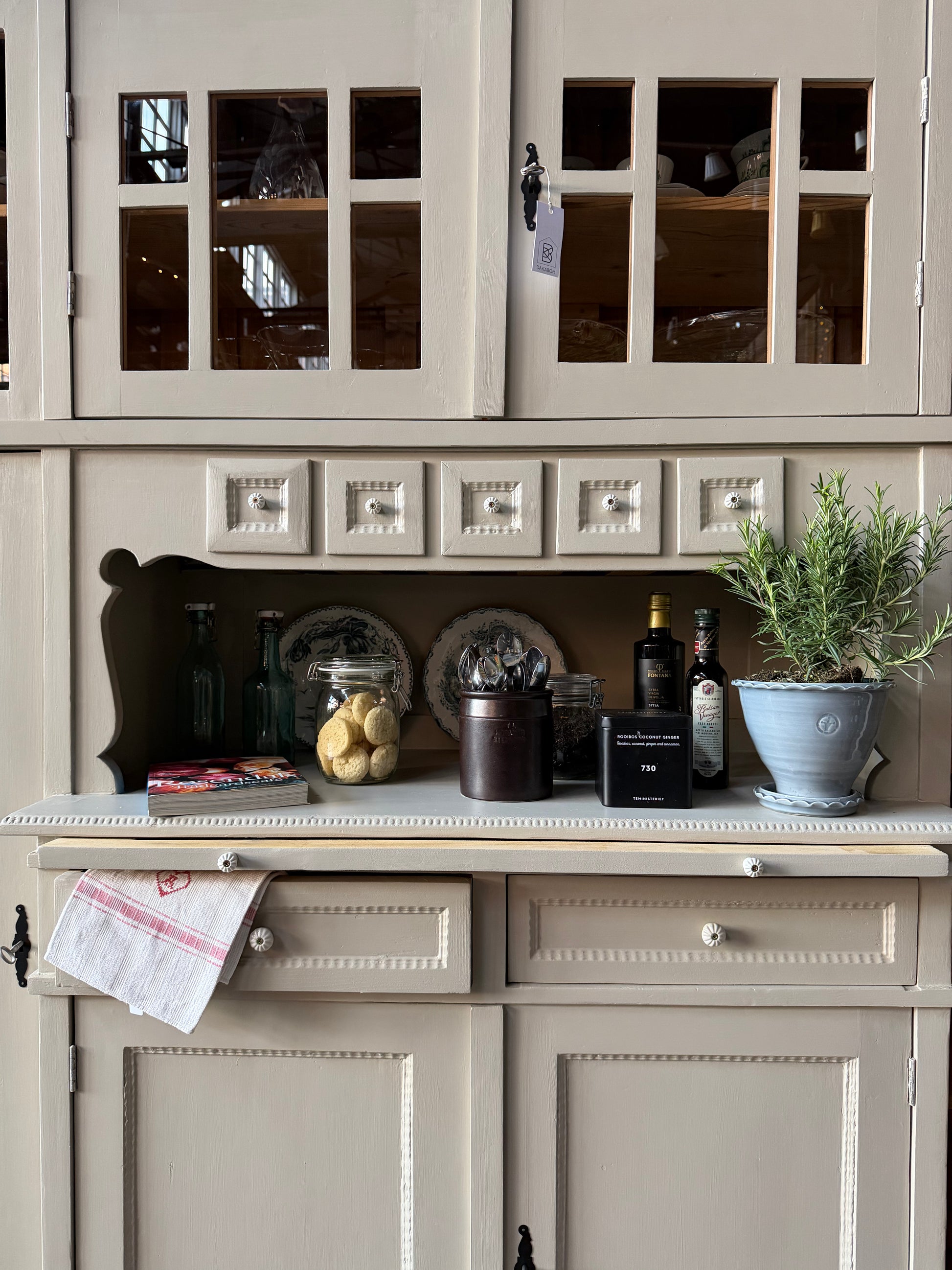 Ett gammalt, fantastiskt vackert köksskåp med härlig utformning och ståtlig höjd.