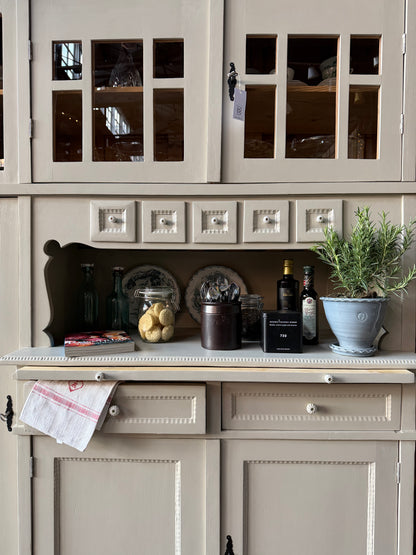 Ett gammalt, fantastiskt vackert köksskåp med härlig utformning och ståtlig höjd.