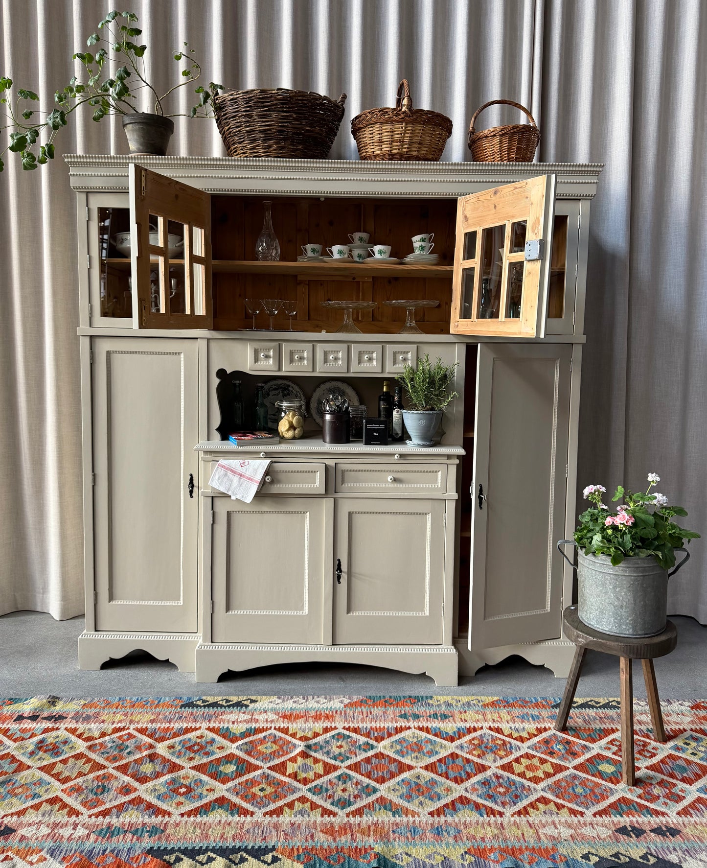 Ett gammalt, fantastiskt vackert köksskåp med härlig utformning och ståtlig höjd.