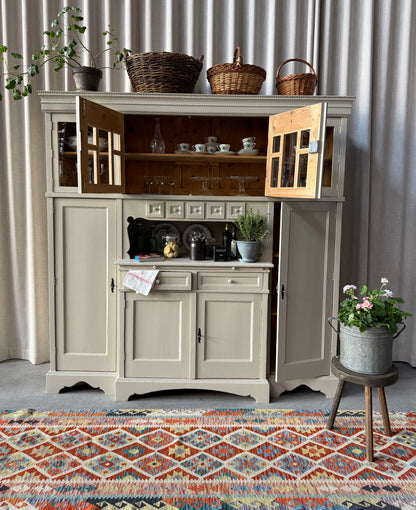 Ett gammalt, fantastiskt vackert köksskåp med härlig utformning och ståtlig höjd.