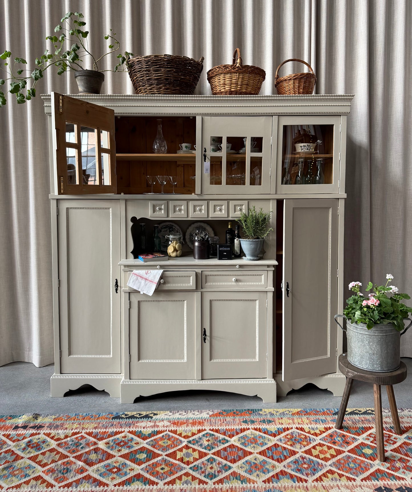 Ett gammalt, fantastiskt vackert köksskåp med härlig utformning och ståtlig höjd.