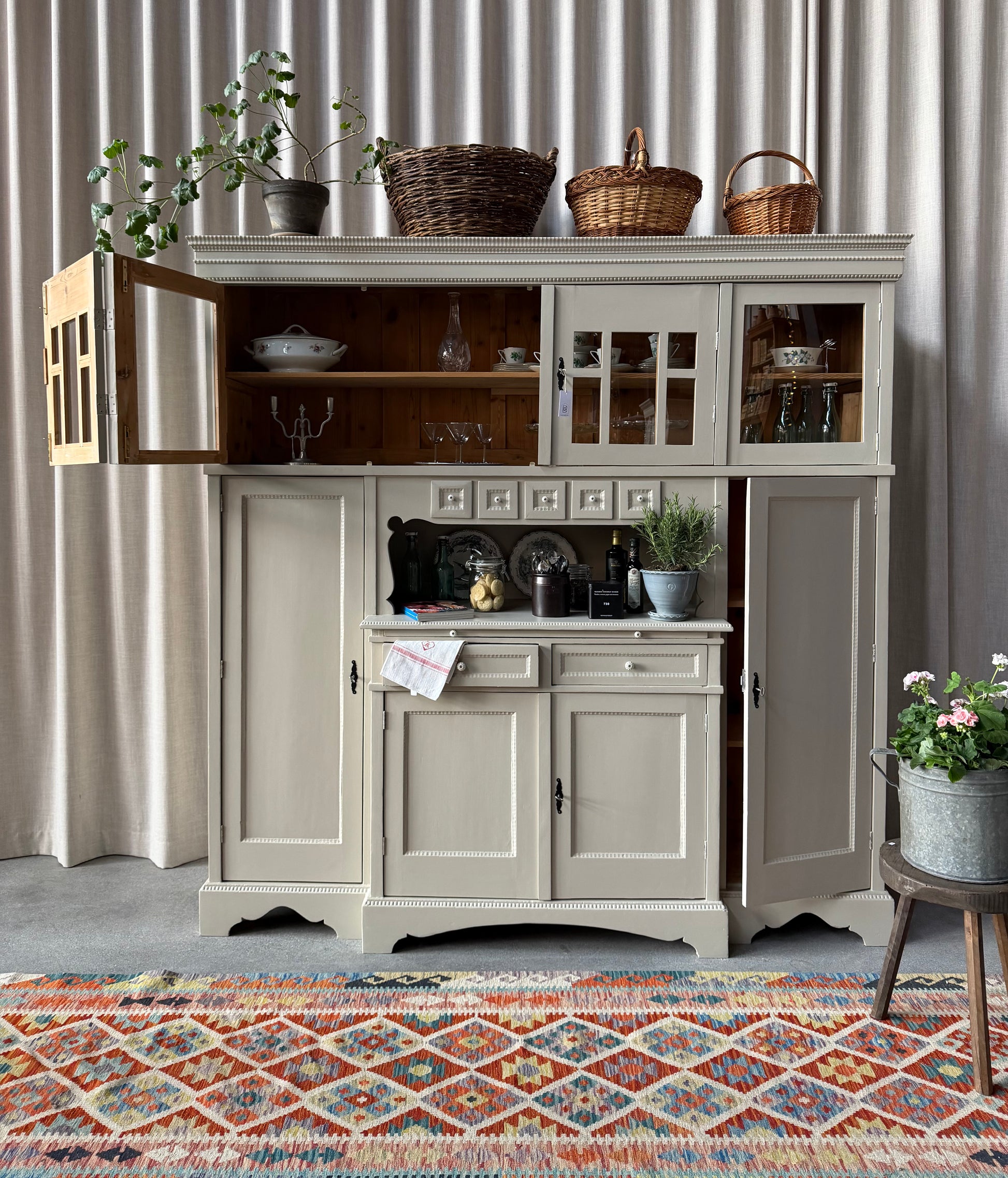 Ett gammalt, fantastiskt vackert köksskåp med härlig utformning och ståtlig höjd.