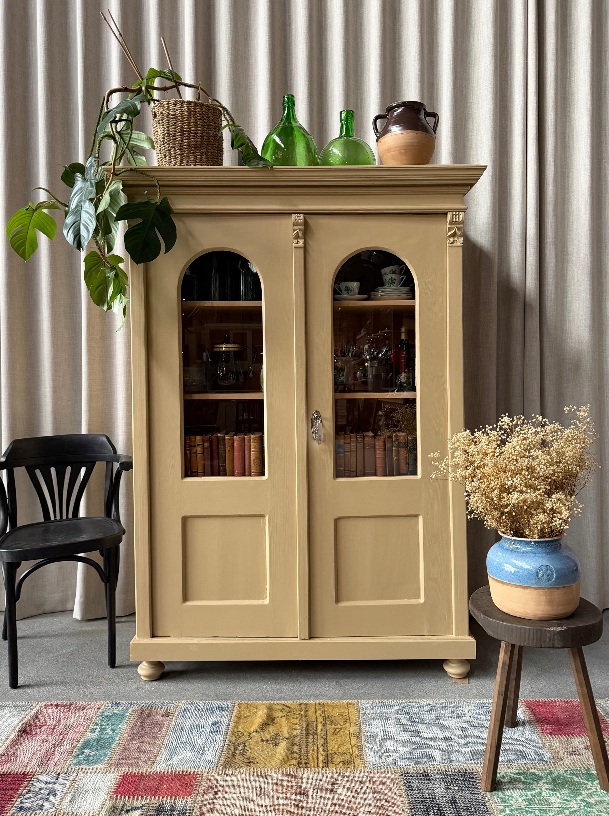 Ett gammalt, otroligt vackert vitrinskåp med fina detaljer i de rundade formerna och det arbetade krönet. 