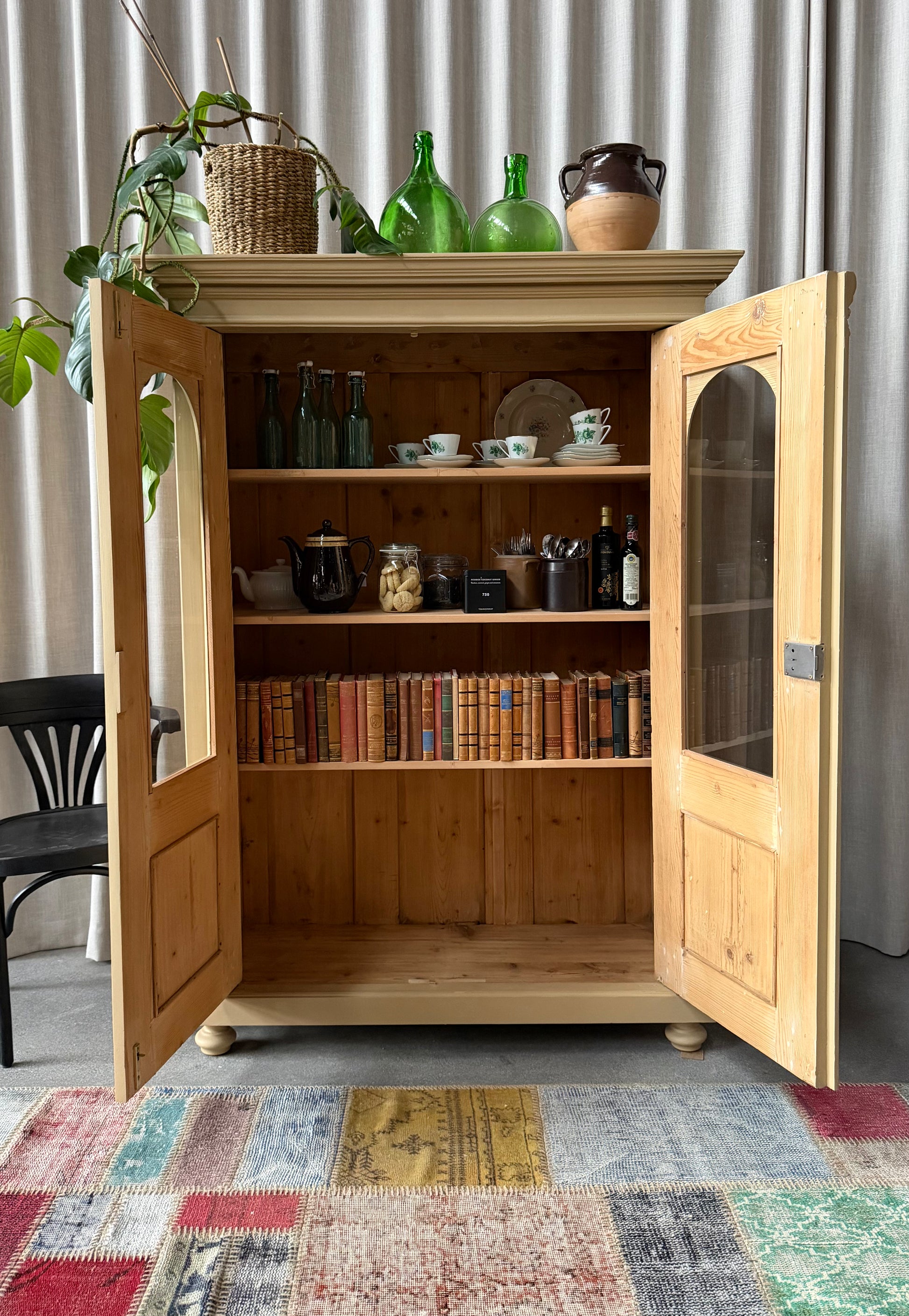 Ett gammalt, otroligt vackert vitrinskåp med fina detaljer i de rundade formerna och det arbetade krönet. 