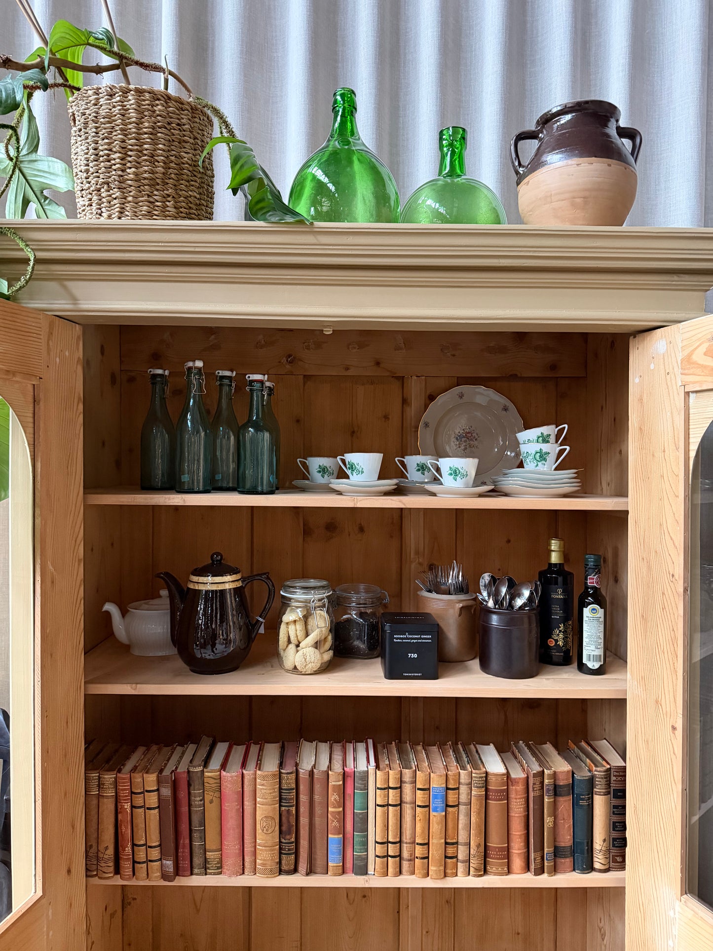 Ett gammalt, otroligt vackert vitrinskåp med fina detaljer i de rundade formerna och det arbetade krönet. 